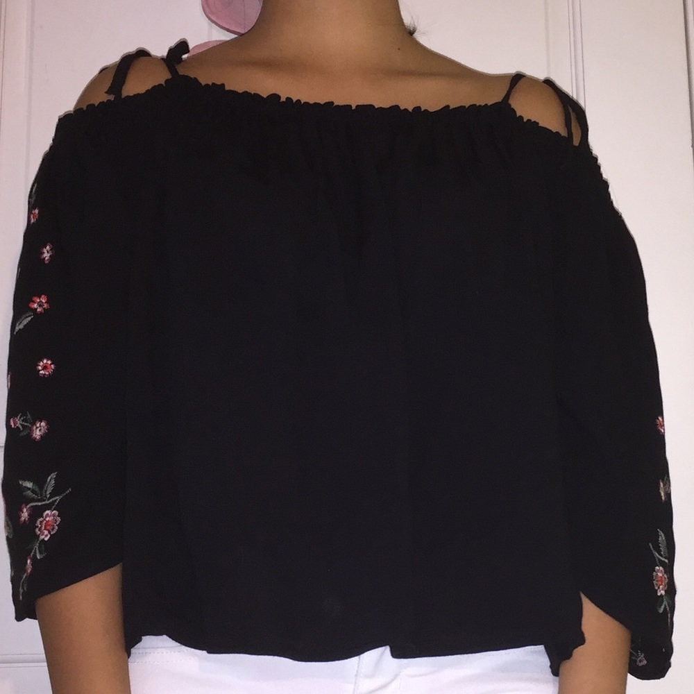 Women’s Aeropostale Black Cold Shoulder Top- L